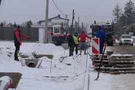 Robotnicy podczas prac przy budowie chodnika 