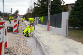 Robotnicy układają kostkę betonową oraz montują krawężniki