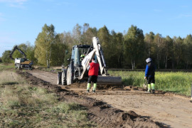 Przebudowa drogi. Widoczni pracownicy i maszyny