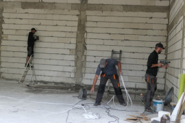 Budowlańcy w trakcie prac przy budowie garaży dla OSP w Dąbrówce 