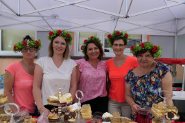 Pięć uśmiechniętych pań z wiankami na głowach - przedstawicieli KGW w Szczepocicach 