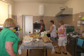 Pomieszczenie kuchenne w pełni wyposażone. Znajdują się w nim cztery panie 