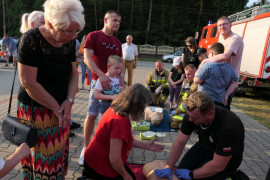 Strażacy tłumaczą cywilnej ludności zasady udzielania pierwszej pomocy
