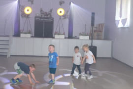 Czterej chłopcy podczas zabawy tanecznej