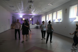 Grupa tańczących osób w wyremontowanej sali 