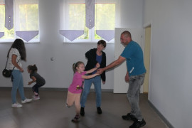 Wspólna taneczna zabawa dorosłych i dzieci 
