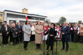 Grupa osób podczas spotkania z marszałek Sejmu Elżbietą Witek