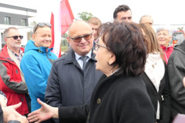 Marszałek Sejmu Elżbieta Witek podczas rozmów z uczestnikami spotkania w Strzałkowie 