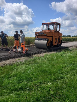 Walce drogowy i dwaj drogowcy podczas prac przy kładzeniu nawierzchni 