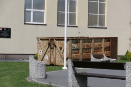 W szkole podstawowej w Płoszowie trwa remont. Przed budynkiem placówki został ustawiony kontener, do którego trafiają stare m.in. grzejniki