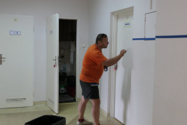 Mężczyzna podczas wykonywani naprawy w pomieszczeniu 
