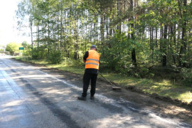 Mężczyzna podczas pracy. Trwa remont drogi 