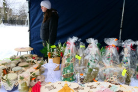 Stoisko wystawiennicze podczas jarmarku bożonarodzeniowego