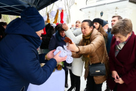 Grupa osób podczas jarmarku bożonarodzeniowego