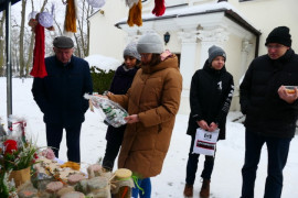 Kobieta oglądająca świąteczne stroiki