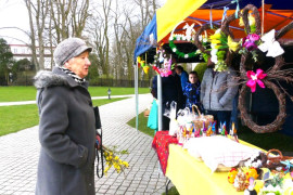 Kobieta podczas oglądania ozdób wielkanocnych 