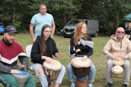 Osoby dorosłe grają na bębnach 
