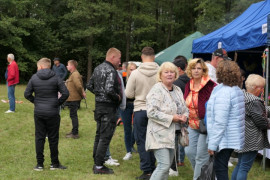 Grupa osób - uczestnicy pikniku 