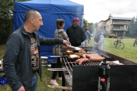 Mężczyzna obsługujący grill 