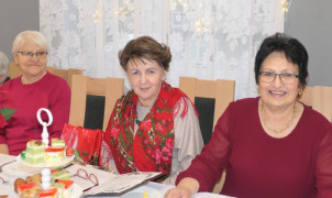 Trzy kobiety siedzą przy stole 
