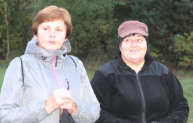 Dwie kobiety stojące obok siebie 