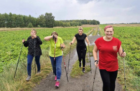 Kobiety maszerując z kijkami Nordic Walking