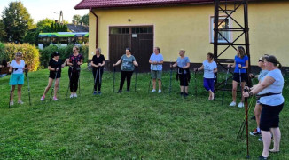Panie podczas rozgrzewki przed marszem Nordic Walking