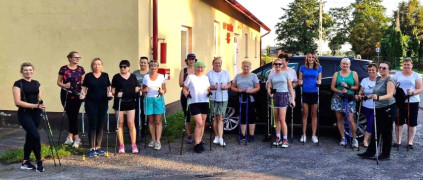 Panie tuż przed marszem Nordic Walking