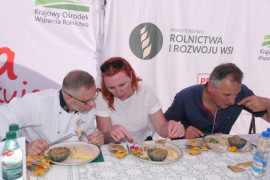 Jury konkursu kulinarnego podczas oceniania potrawy