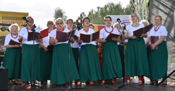 Grupa kobiet podczas występu scenicznego 