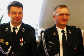 Dwóch mężczyzn w strażackich mundurach 
