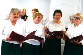Grupa kobiet podczas wspólnego śpiewania 