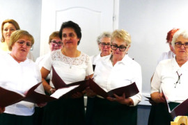 Grupa kobiet podczas wspólnego śpiewania 