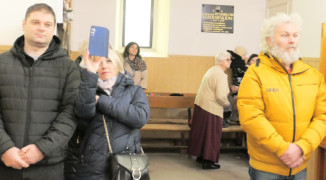 Kobieta i dwaj mężczyźni stoją obok siebie