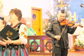 Kobieta śpiewa, mężczyzna gra na skrzypcach 