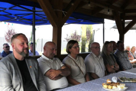 Grupa osób siedząca za stołem 