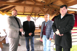 Czterej panowie stoją obok siebie 