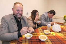 Kobieta i dwaj mężczyźni podczas jedzenia zupy 