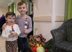 Dwoje małych dzieci stoi obok siebie 