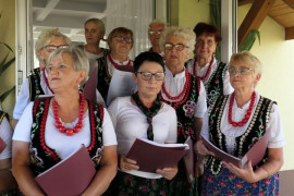 Grupa kobiet w kolorowych strojach - panie ze Stowarzyszenia Kobiety Kietlina