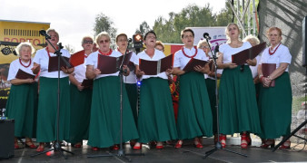Grupa osób na scenie