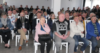 Duża grupa osób biorąca udział w spotkaniu informacyjnym 