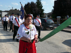 Uczestnicy procesji. Na pierwszym planie kobieta