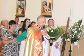 Wierni i duchowni w kościele 