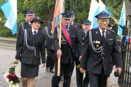 Strażacy idą w procesji