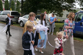 Dzieci idące w procesji