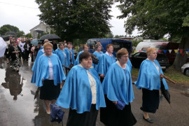 Kobiet idące w procesji 