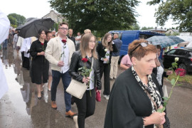 Grupa osób idąca w procesji
