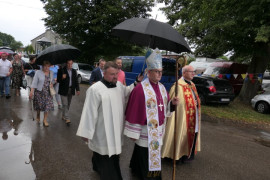 Duchowni idący w procesji 