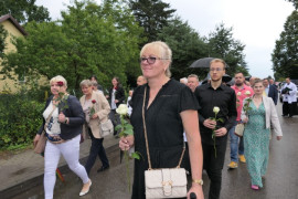 Grupa osób idąca w procesji